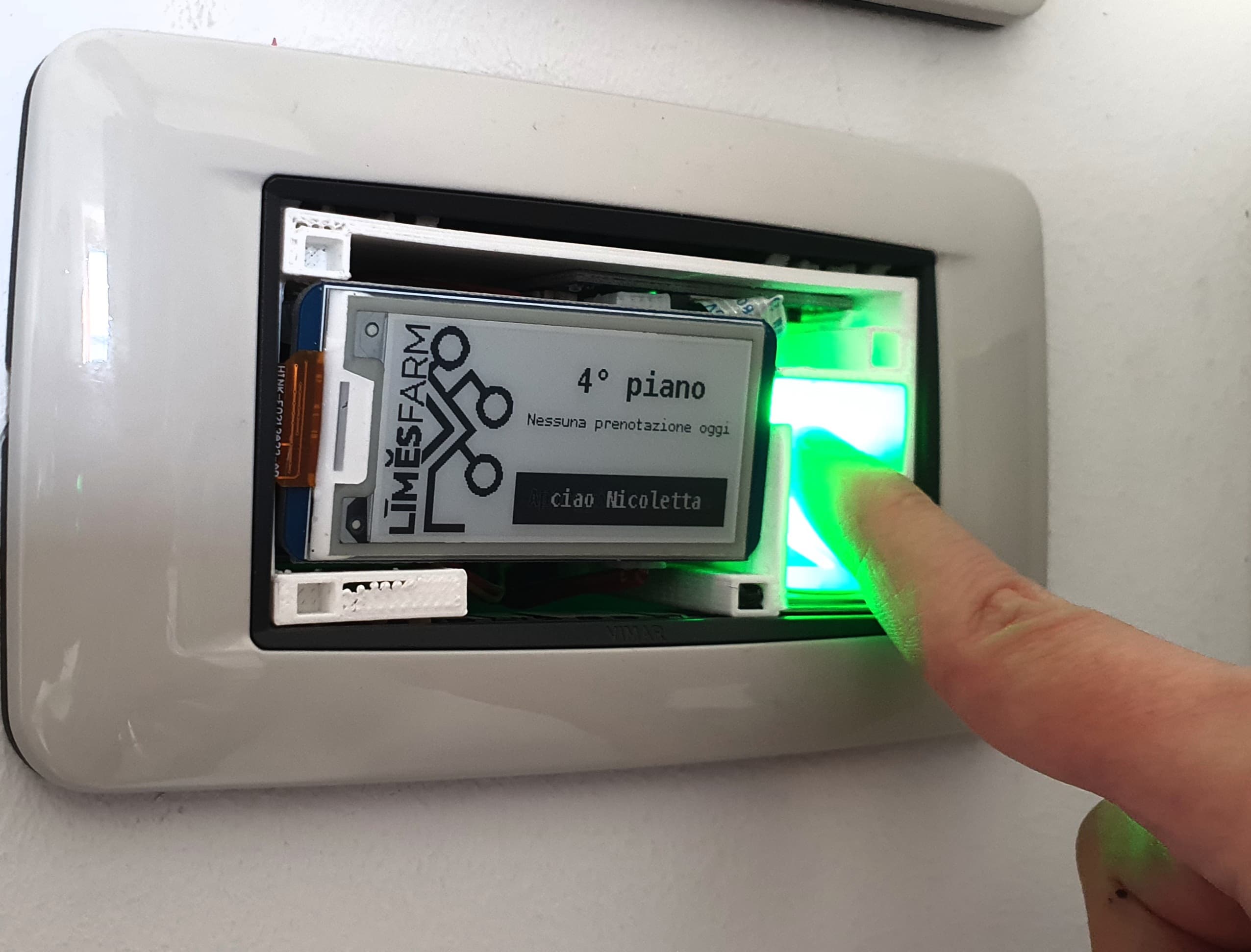 Un dito sul lettore d’impronte di LimesDoor: il display e-ink mostra il piano, il saluto a chi entra e se oggi ha una prenotazione